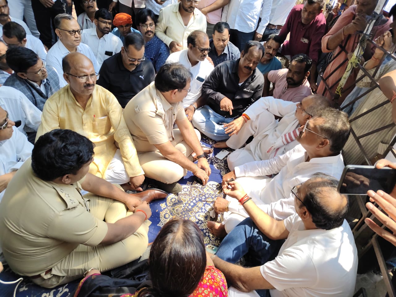 भाजपा नेता हिरासत में, सांसद विधायक के विरोध के बाद रिहा